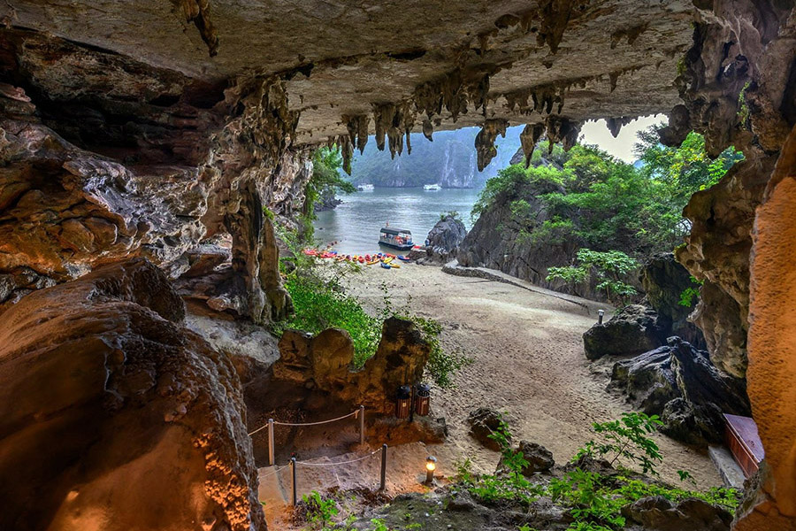 Hang Trống và Hang Trinh Nữ