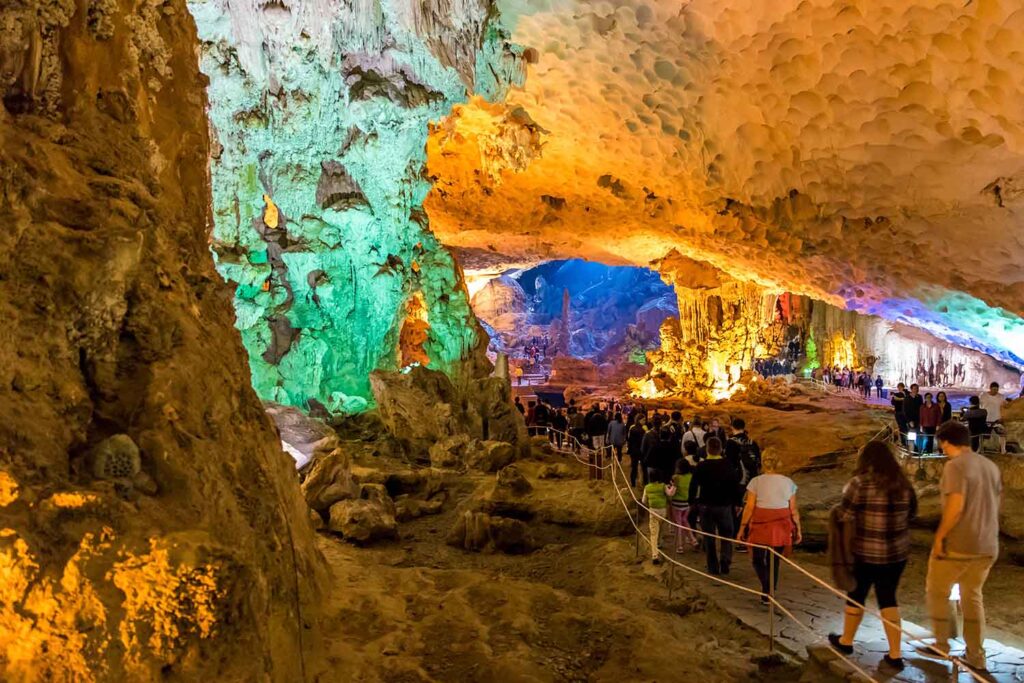 sung,sot,cave,in,halong,bay,,vietnam