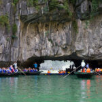 Chèo thuyền kayak trong tour du thuyền Olympus luxury cruise