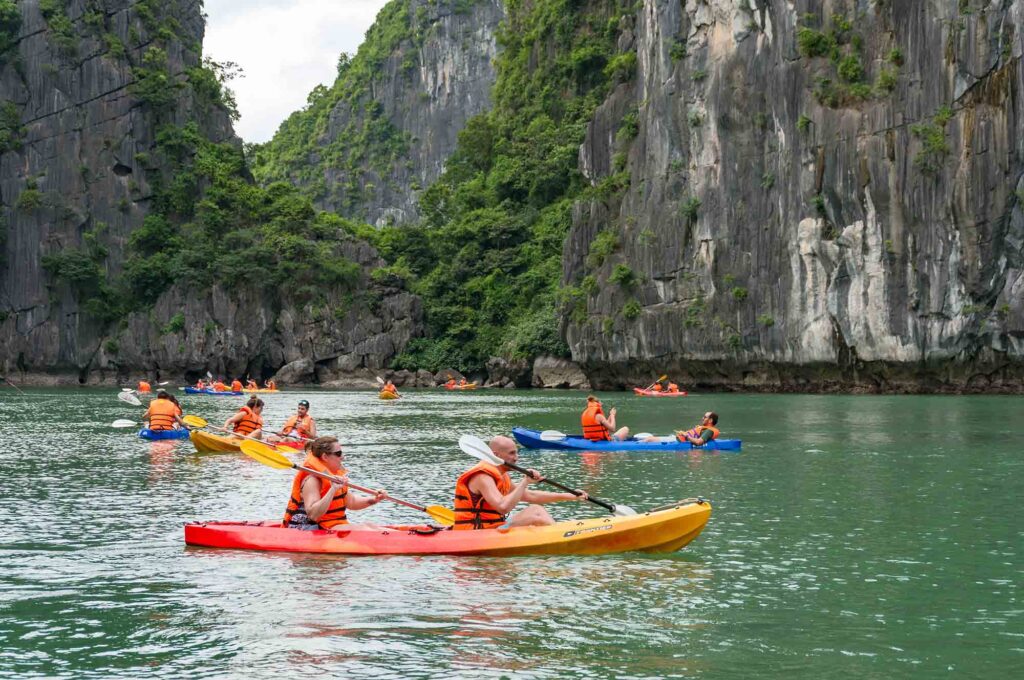 Chèo Kayak trên Vịnh Hạ Long